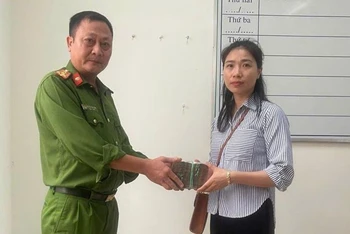 Công an huyện Ea H'leo trao trả số tiền 320 triệu đồng cho chị Lê Thị Lan.
