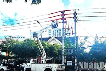 Điện lực Nam Buôn Ma Thuột lắp đặt Trạm biến áp 250kVA-22/04kV phục vụ các sự kiện, hoạt động kỷ niệm 120 năm Ngày thành lập tỉnh Đắk Lắk.