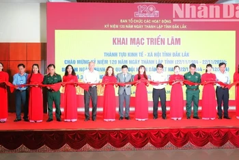 Các đại biểu cắt băng khai mạc triển lãm.