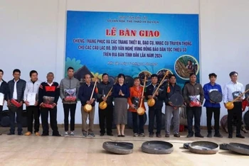 Lãnh đạo Sở Văn hóa, Thể thao và Du lịch tỉnh Đắk Lắk cấp chiêng, trang phục, trang thiết bị, đạo cụ, nhạc cụ hỗ trợ các câu lạc bộ và đội văn nghệ vùng dân tộc thiểu số trong tỉnh.