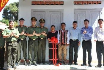 Công an tỉnh Đắk Lắk phối hợp với các ngành chức năng và chính quyền địa phương bàn giao nhà tình nghĩa cho gia đình bà Rơ Âu H’hra tại buôn Dang, xã Ea H’leo, huyện Ea H’leo. (Ảnh: CTV)