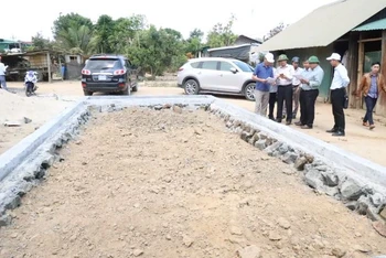 Lãnh đạo huyện Lắk kiểm tra tiến độ thi công và chất lượng công trình xây dựng xóa nhà tạm, nhà dột nát cho hộ nghèo tại xã Ea R'bin.