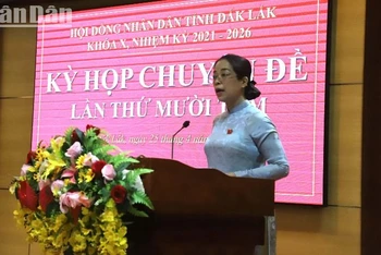 Phó Bí thư Thường trực Tỉnh ủy, Chủ tịch Hội đồng nhân dân tỉnh Đắk Lắk khóa X Huỳnh Thị Chiến Hòa trình bày tờ trình về việc đề nghị miễn nhiệm Chủ tịch Ủy ban nhân dân tỉnh Đắk Lắk khóa X, nhiệm kỳ 2021-2026, đối với ông Phạm Ngọc Nghị.