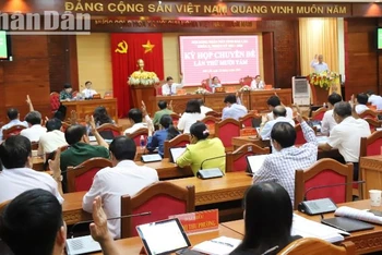 Các đại biểu Hội đồng nhân dân tỉnh Đắk Lắk biểu quyết thông qua Nghị quyết Quyết định chủ trương chuyển mục đích sử dụng 6,94 ha rừng sang mục đích khác đối với phần diện tích bổ sung để thực hiện Dự án thành phần 2 thuộc Dự án đầu tư xây dựng đường bộ cao tốc Khánh Hòa –Buôn Ma Thuột giai đoạn 1 (đoạn đi qua tỉnh Đắk Lắk).