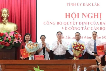 Bí thư Tỉnh ủy Đắk Lắk Nguyễn Đình Trung và Phó Bí thư Thường trực Tỉnh ủy, Chủ tịch Hội đồng nhân dân tỉnh Huỳnh Thị Chiến Hòa trao quyết định và tặng hoa chúc mừng ba đồng chí được Ban Bí thư tham gia Ban Thường vụ Tỉnh ủy Đắk Lắk nhiệm kỳ 2020-2025. (Ảnh: Minh Huệ)