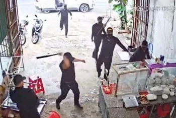Các đối tượng xông vào đập phá quán phở trên địa bàn xã Ea Đar vào sáng 26/5.