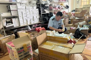Lực lượng Quản lý thị trường tỉnh Đắk Lắk kiểm tra một điểm kinh doanh mỹ phẩm tại phường Tân Thành, thành phố Buôn Ma Thuột. (Ảnh: Quản lý thị trường tỉnh Đắk Lắk)