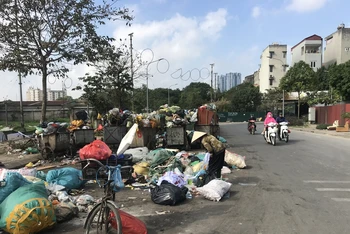 Rác thải ùn ứ tại huyện Thanh Trì.