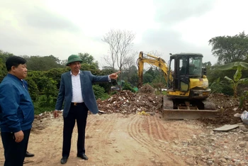Lực lượng chức năng xử lý vi phạm.