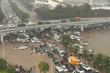 Ngập sâu tại ngã tư Cổ Linh - Đàm Quang Trung.