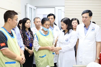 Lãnh đạo thành phố Hà Nội và quận Hoàng Mai thăm hỏi, động viên gia đình nạn nhân vụ cháy.