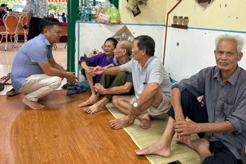 Người dân khu vực nguy hiểm tại huyện Sóc Sơn được di chuyển đến nơi tránh trú an toàn.