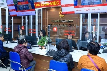 Người dân đến giải quyết thủ tục hành chính tại Trung tâm phục vụ hành chính công số 1 quận Đống Đa.