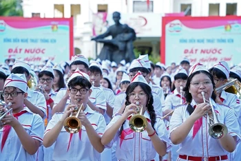 Thiếu nhi ở đầu cầu Thành phố Hồ Chí Minh đồng diễn trống kèn tại chương trình.