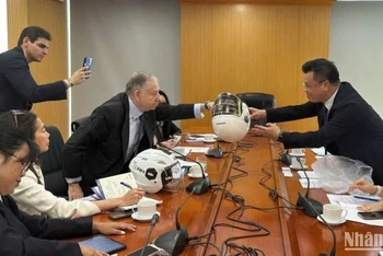 Ông Lê Kim Thành, Phó Chủ tịch chuyên trách Ủy ban An toàn giao thông quốc gia và ông Jean Todt, Đặc phái viên của Tổng Thư ký Liên hợp quốc về an toàn giao thông đường bộ trao đổi ý kiến về quy định bắt buộc đội mũ bảo hiểm đạt chuẩn đối với người đi xe máy.