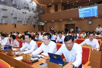 100% đại biểu Hội đồng nhân dân thành phố Hà Nội biểu quyết thông qua Nghị quyết Về việc tán thành chủ trương sắp xếp đơn vị hành chính cấp xã. 