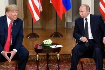 Tổng thống Mỹ Donald Trump (trái) và Tổng thống Nga Vladimir Putin tại cuộc gặp ở Helsinki, Phần Lan ngày 16/7/2018. (Ảnh: THX/TTXVN)