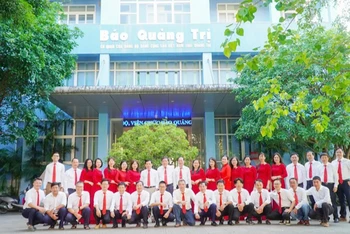 Cán bộ, phóng viên, nhân viên Báo Quảng Trị.