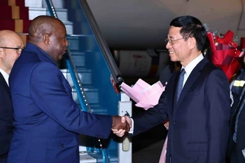 Bộ trưởng Bộ Khoa học và Công nghệ Nguyễn Mạnh Hùng đón Tổng thống Burundi Évariste Ndayishimiye và Phu nhân tại Sân bay quốc tế Nội Bài. (Ảnh: Minh Đức/TTXVN)