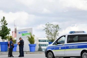 Cảnh sát Đức được triển khai tại Frankfurt. (Ảnh: THX/TTXVN)