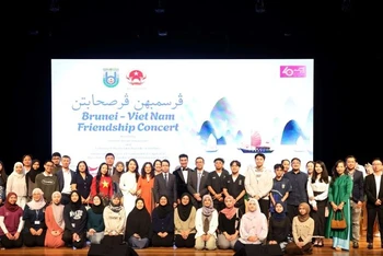 Đại sứ Trần Anh Vũ và Tiến sĩ Hazri, Phó Hiệu trưởng Đại học Quốc gia Brunei chụp ảnh cùng các nghệ sĩ và sinh viên Brunei theo học tiếng Việt tại buổi Hòa nhạc hữu nghị Việt Nam-Brunei.