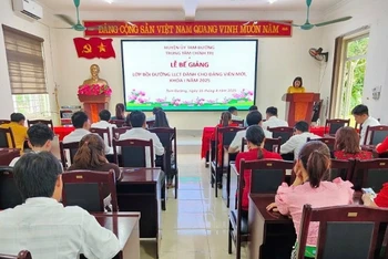 Lớp bồi dưỡng lý luận chính trị dành cho đảng viên mới khóa I năm 2025 tại Trung tâm Chính trị huyện Tam Đường, tỉnh Lai Châu. (Ảnh: CỔNG THÔNG TIN ĐIỆN TỬ HUYỆN TAM ĐƯỜNG)