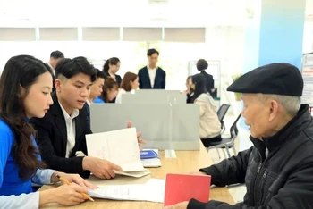 Người dân đến làm dịch vụ công trực tuyến tại Chi nhánh Trung tâm Phục vụ hành chính công Tây Hồ. (Ảnh: MAI HỮU)