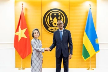 Đại sứ Vũ Thanh Huyền và Tổng thống Cộng hòa Rwanda Paul Kagame.