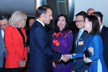 Tối 25/5, Tổng thống Cộng hòa Pháp Emmanuel Macron và Phu nhân đến Hà Nội, bắt đầu chuyến thăm cấp Nhà nước tới Việt Nam từ 25-27/5/2025, theo lời mời của Chủ tịch nước Lương Cường. (Ảnh: An Đăng/TTXVN)