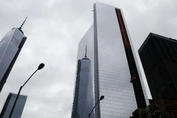 Trung tâm Thương mại thế giới số 4 (ở giữa) vừa khánh thành và Trung tâm Thương mại thế giới số 1 (bên trái) đang được hoàn thiện tại khu vực số 0, hạ Manhattan, New York (Mỹ). (Ảnh: AP)