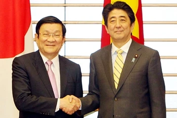 Chủ tịch nước Trương Tấn Sang gặp và hội đàm với Thủ tướng Nhật Bản S. A-bê. Ảnh: NGUYỄN KHANG (TTXVN)