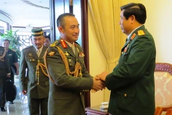 Bộ trưởng Phùng Quang Thanh bắt tay trưởng đoàn Brunei, Thiếu tướng Pehin Tawih.