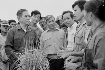 Tổng Bí thư Nguyễn Văn Linh về thăm và nói chuyện với bà con nông dân Hợp tác xã Tùng Phong, xã Tùng Ảnh, huyện Đức Thọ, tỉnh Nghệ Tĩnh (từ ngày 23 đến 27-5-1990). Ảnh: XUÂN LÂM (TTXVN)
