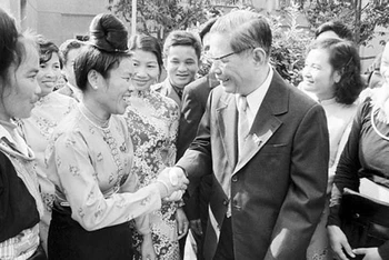 Đồng chí Nguyễn Văn Linh gặp gỡ các đại biểu dự Đại hội Đảng lần thứ VI khai mạc ngày 15-12-1986 tại Hà Nội. Ảnh: MINH ĐẠO