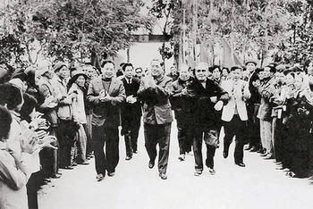 Cố Tổng Bí thư Nguyễn Văn Linh thăm và làm việc tại hợp tác xã Đa Tốn, huyện Gia Lâm, Hà Nội, năm 1987. Ảnh: TƯ LIỆU