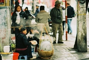 Những gánh Phở nghi ngút khói trong tiết trời se lạnh thu hút khách hàng.