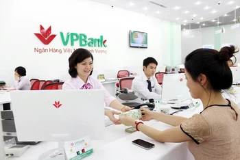 Khách hàng giao dịch tại Ngân hàng VPBank.