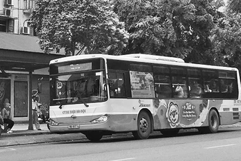 Xe buýt tuyến 34 dừng đón, trả khách trên đường Hai Bà Trưng (Hà Nội).