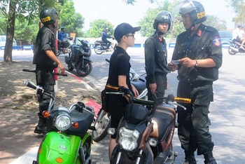 : Lực lượng Cảnh sát cơ động phát hiện nhiều học sinh, sinh viên điều khiển xe đạp điện, xe máy điện không đội mũ bảo hiểm sáng ngày 1-8.
