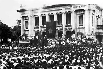 Ngày 19-8-1945, hàng chục nghìn người dân Thủ đô dự mít-tinh tại Quảng trường Nhà hát Lớn thành phố, chào mừng thắng lợi Cách mạng Tháng Tám. Ảnh tư liệu