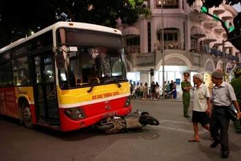 Hiện trường vụ tai nạn chết người do xe buýt gây ra tại quận Hoàn Kiếm, Hà Nội vào cuối tháng 8-2016.