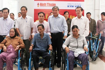 Trao 30 xe lăn cho người khuyết tật nghèo ở Ninh Thuận