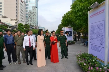 Các đại biểu và nhân dân TP Hồ Chí Minh tham dự triển lãm ở tuyến đường Nguyễn Huệ.