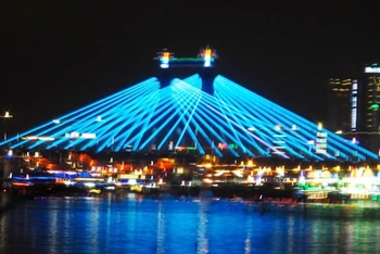 Cầu quay Sông Hàn, biểu tượng của Đà Nẵng hôm nay.