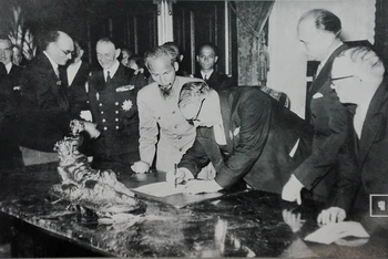 Chủ tịch Hồ Chí Minh và Bộ trưởng Hải ngoại Pháp M.Mu-tê ký bản Tạm ước Việt - Pháp, ngày 14-9-1946.