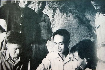 Bộ trưởng Nội vụ Võ Nguyên Giáp cùng Ủy viên trưởng Quốc phòng miền Nam Trung Bộ Nguyễn Chánh kiểm tra kế hoạch tác chiến đầu năm 1946.