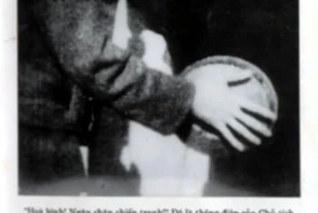 Khi tham quan khu di tích lịch sử Normandie, Hồ Chí Minh đã lấy bàn tay bịt nòng khẩu đại bác như một biểu tượng của tinh thần: Giữ gìn hòa bình! Ngăn chặn chiến tranh!.