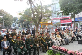 Các cựu chiến binh đến dự khai mạc triển lãm. Người đeo kính đen ngồi ngoài cùng bên trái là nhiếp ảnh gia Nguyễn Hữu Bảo.