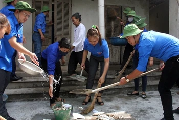 Đoàn viên, thanh niên cơ quan T.Ư Đoàn và Tỉnh đoàn Thái Nguyên dọn dẹp, sửa chữa nhà cho gia đình chính sách huyện Đại Từ (Thái Nguyên).