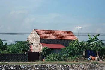 Nhà xây trái phép trên đất nông nghiệp ở xã Phú Thịnh, huyện Kim Ðộng.